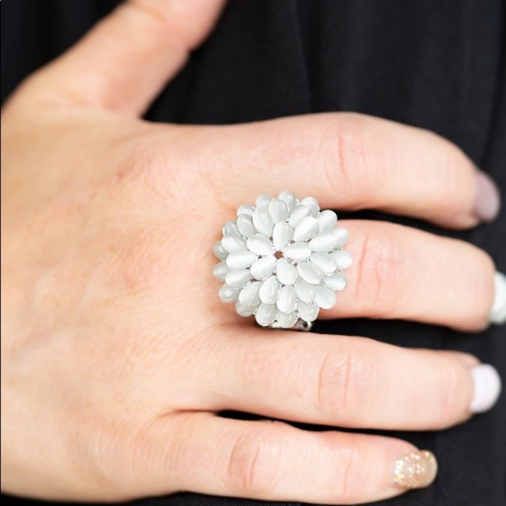 ❤️‍🔥5/$25❤️‍🔥 Bloomin’ Bloomer White Ring